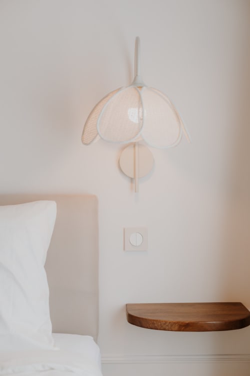 Détail minimaliste de chambre à la Villa des Fleurs avec luminaire suspendu et étagère en bois, Blonville sur Mer