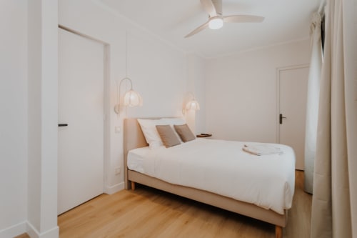 Chambre Pivoine de la Villa des Fleurs à Blonville sur Mer avec lit queen-size, luminaires suspendus et parquet