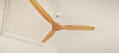 Ventilador de techo de madera en dormitorio de apartamento en Barcelona, comodidad de ventilación moderna
