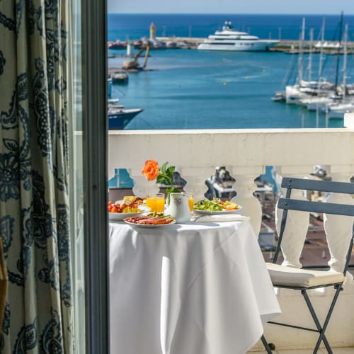 Élégante terrasse gastronomique à l'Hôtel Splendid Cannes avec vue sur la Méditerranée et les yachts de luxe