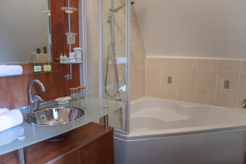 Salle de bain moderne avec vasque, douche à l'italienne et baignoire à La Bohème, La Demeure du Comte B&B