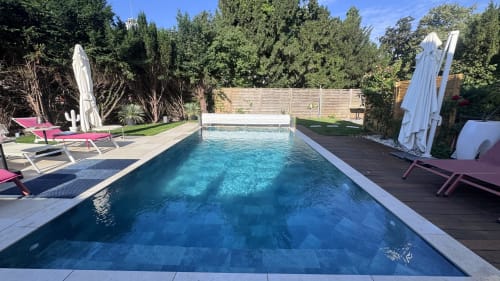 Piscine de luxe à la Villa Avril & Spa à Sélestat avec transats, parasols et jardins entretenus