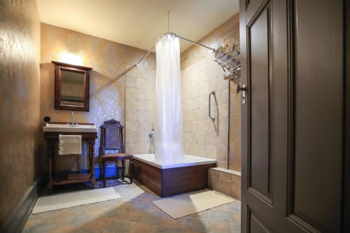 Salle de bain luxueuse à la maison oubliée BnB à Goetzenbruck avec baignoire profonde, douche pluie et papier peint doré élégant