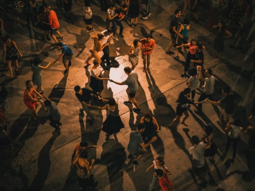 Huéspedes jugando a la comba juntos en Yasi Hostel Lyon, vista aérea de una actividad social