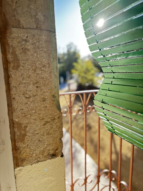Persianes verdes de fusta amb vista al jardí de l'hotel Mas Ribas a Palamós, Espanya
