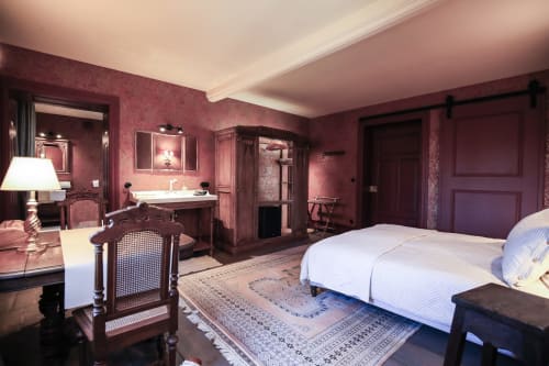 Chambre luxueuse rouge et or à La Maison Oubliée à Goetzenbruck avec salle de bain privée et vue sur le jardin