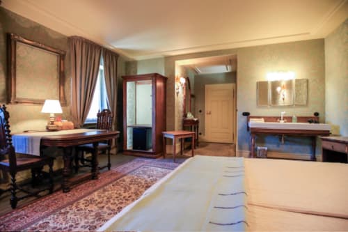 Chambre élégante à La Maison Oubliée B&B à Goetzenbruck avec vue sur jardin, mobilier en bois et décoration classique