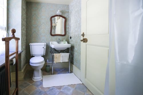 Salle de bains élégante de la Chambre 3 à La Maison Oubliée, Goetzenbruck : lavabo sur colonne, miroir vintage et carrelage