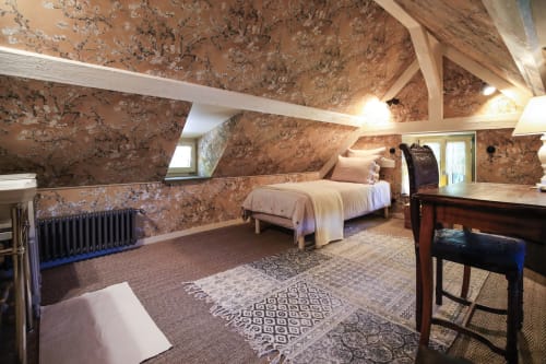 Spacieuse chambre mansardée à La Maison Oubliée avec papier peint floral, lit queen-size, bureau et vue sur le jardin à Goetzenbruck