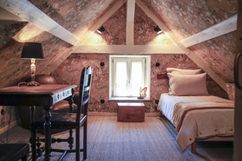 Chambre mansardée douillette à la maison oubliée à Goetzenbruck avec poutres apparentes, papier peint rose, lit, bureau et vue sur le jardin