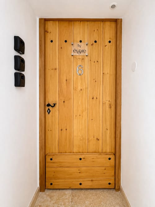 Porte d'entrée en bois avec le numéro 6 à l'appartement By Elodie à Hyères, France