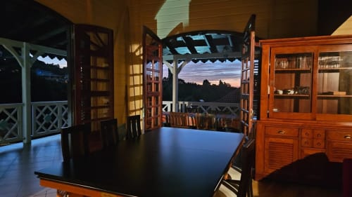 Salle à manger élégante avec vue sur l'océan au coucher du soleil, Villa Calebassier, Martinique
