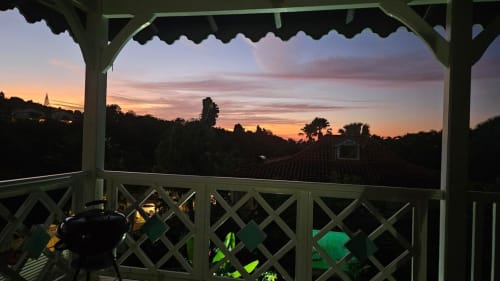 Vue coucher de soleil depuis la terrasse de Villa Calebassier avec piscine et jardin donnant sur le paysage tropical de Villa La Suite Viva Vero