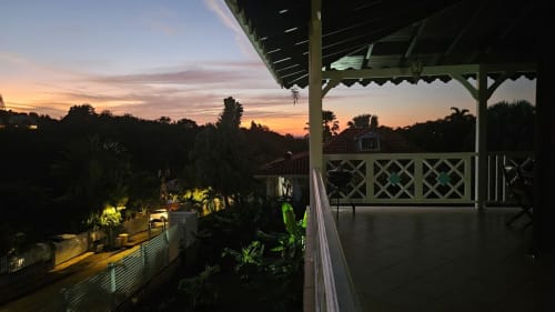 Vue coucher de soleil depuis la terrasse de la Villa Calebassier avec piscine, jardins tropicaux et vue sur mer à VILLA LA SUITE VIVA VERO