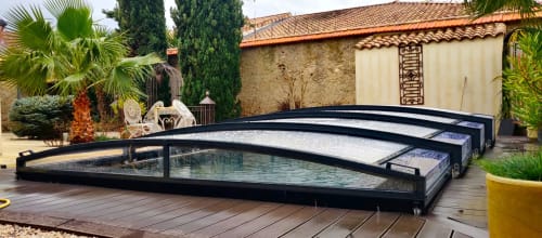 Abri de piscine rétractable moderne sur terrasse en bois à la villa Villas Lux Tropical à Béziers, France