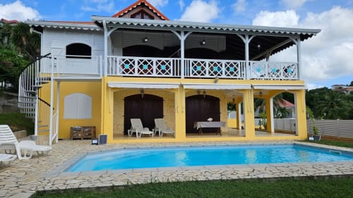 Villa La Suite Viva Vero à façade jaune, piscine, balustrades blanches et terrasse aménagée en Martinique