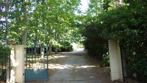 Allée ombragée avec portail bleu menant à Villas Lux Tropical près du Canal du Midi, Béziers