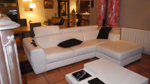 Canapé sectionnel blanc moderne avec coussins noirs dans un salon de villa de luxe, Béziers France