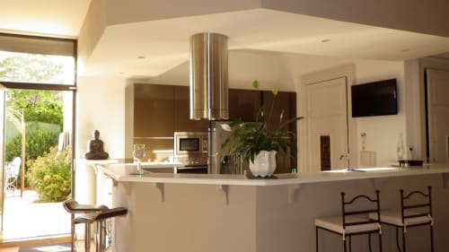 Cuisine moderne avec appareils en acier inoxydable et plans de travail blancs à la villa Villas Lux Tropical près de Béziers