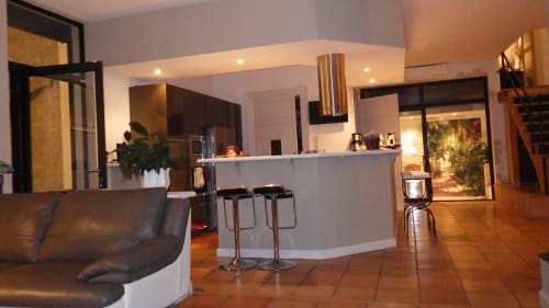 Salon de villa moderne avec cuisine ouverte, bar, carrelage en terre cuite et décoration contemporaine aux Villas Lux Tropical