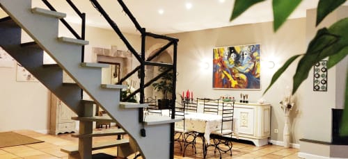 Intérieur de villa moderne aux Villas Lux Tropical, Béziers, avec espace ouvert, salle à manger et escalier design