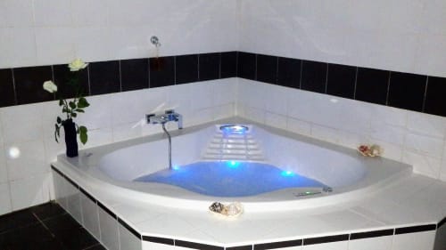 Baignoire de luxe avec éclairage LED bleu et jets à la villa Villas Lux Tropical à Béziers, France