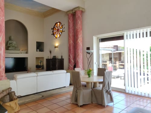 Élégant séjour avec canapé blanc, table à manger, cheminée et accès à la terrasse aux Villas Lux Tropical, Béziers