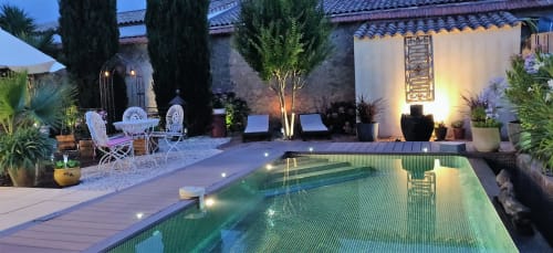 Soirée de luxe au bord de la piscine des Villas Lux Tropical à Béziers, avec piscine illuminée, chaises longues et