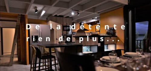 Cuisine et salle à manger modernes avec vue sur mer, électroménagers en acier inoxydable, accès piscine chauffée aux Villas Lux Tropical