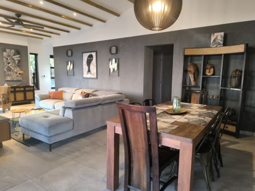 Villa moderne avec salon-salle à manger, murs gris, canapé contemporain, table en bois et meuble vitré