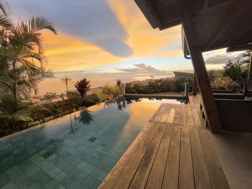 Villa de luxe avec piscine chauffée au coucher de soleil surplombant Saint-Pierre, La Réunion, jardins tropicaux et vue mer