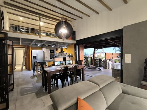 Villa moderne à Saint-Pierre avec séjour ouvert, salle à manger, cuisine, plafond à poutres et accès à terrasse vue océan