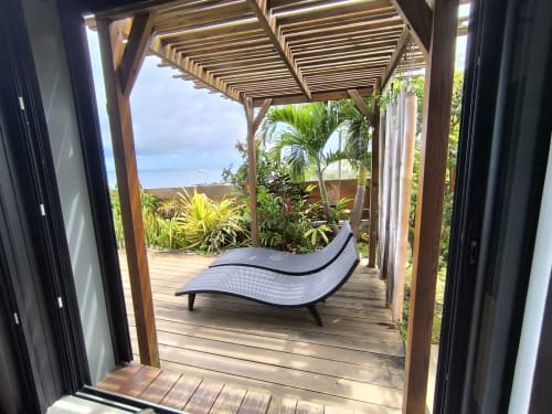 Terrasse avec pergola en bois et transats face à l'océan aux Villas Lux Tropical, Réunion