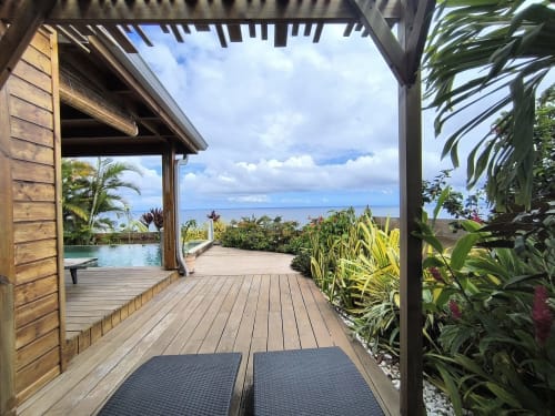 Allée de villa tropicale avec piscine chauffée surplombant l'océan et les montagnes à Saint-Pierre, La Réunion