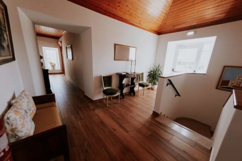 Sala ampla estilo loft com teto de madeira e assoalho em Casa de Campo da Quinta da Pegada, Óbidos