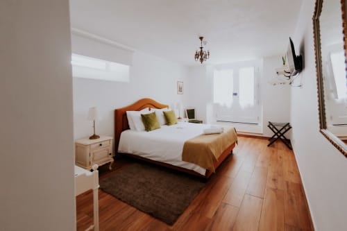 Quarto Duplo Deluxe espaçoso na Casa de Campo da Quinta da Pegada, Óbidos com cama de madeira, vista para jardim e acabamentos modernos