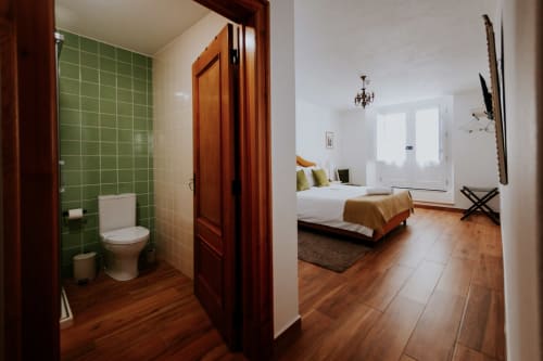 Espaçoso quarto de luxo com cama de casal na Casa de Campo da Quinta da Pegada em Óbidos, com casa de banho privada, soalho de madeira e