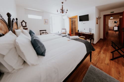 Quarto duplo de luxo na Casa de Campo da Quinta da Pegada, Óbidos com camas individuais, TV e vista para o jardim