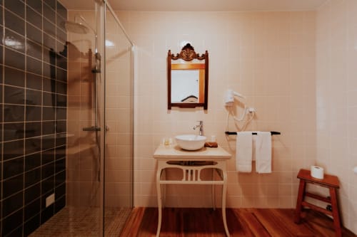 Casa de Campo da Quinta da Pegada em Óbidos: banheiro elegante com cuba de louça, móvel em madeira e chuveiro tipo chuva
