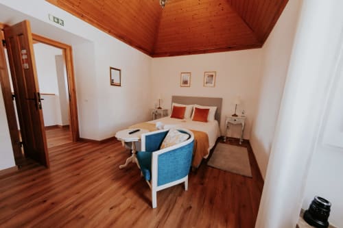 Espaçoso quarto duplo deluxe em Casa de Campo da Quinta da Pegada em Óbidos com teto em madeira, cama queen e