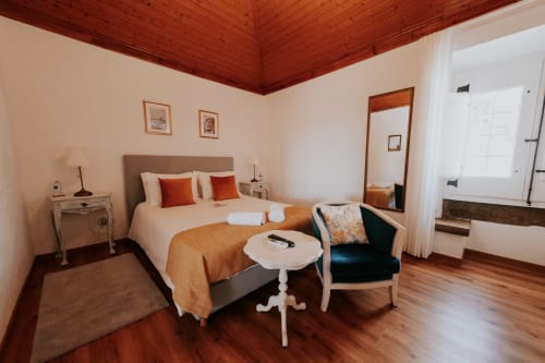 Quarto Duplo Deluxe elegante na Casa de Campo da Quinta da Pegada, Óbidos, com teto de madeira, cama queen e vista para o jardim