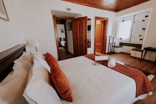 Espaçoso quarto duplo Deluxe em Casa de Campo da Quinta da Pegada em Óbidos com vista para jardim, teto de madeira e moderno