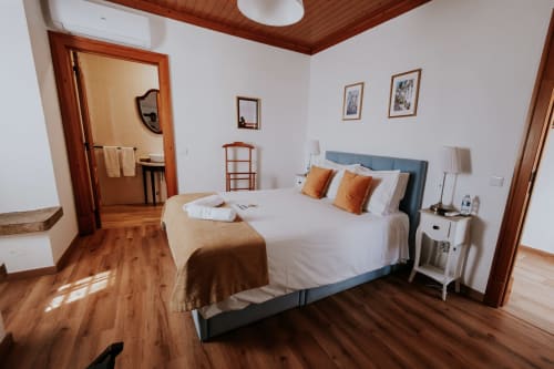 Bright double bedroom at Casa de Campo da Quinta da Pegada in Óbidos with queen bed, wood ceiling, garden view, and en-suite