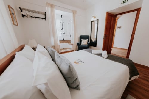 Modern double bedroom at Casa de Campo da Quinta da Pegada in Óbidos with garden view, flat-screen TV, and en-suite bathroom