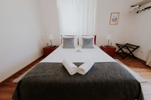 Modern bedroom with queen bed, garden view at Casa de Campo da Quinta da Pegada in Óbidos