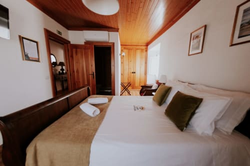 Spacious double bedroom with wooden ceiling at Casa de Campo da Quinta da Pegada in Óbidos, Portugal
