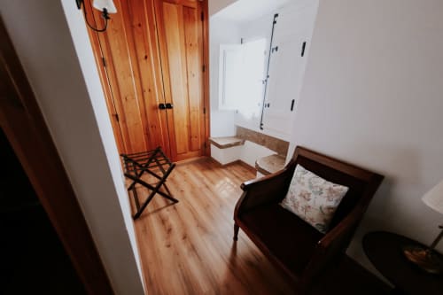 Modern bedroom at Casa de Campo da Quinta da Pegada in Óbidos with wooden floors, dark wood furniture, and white bathroom