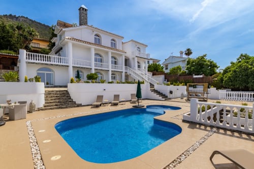 Villa de lujo blanca con piscina privada en Alhaurín de la Torre, vistas a la montaña, terraza y tumbonas