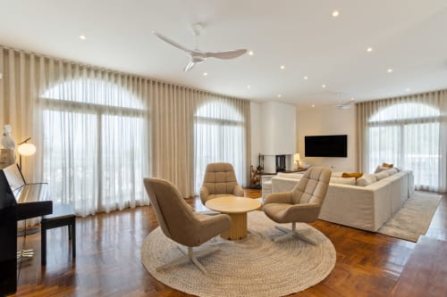 Sala de estar moderna en Ayma Villa Vista al Valle en Alhaurín de la Torre con asientos cómodos, vistas a las montañas y