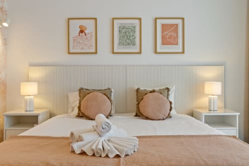 Dormitorio lujoso en Ayma Villa Vista al Valle con vistas a las montañas, cama blanca con almohadas decorativas y cuadros